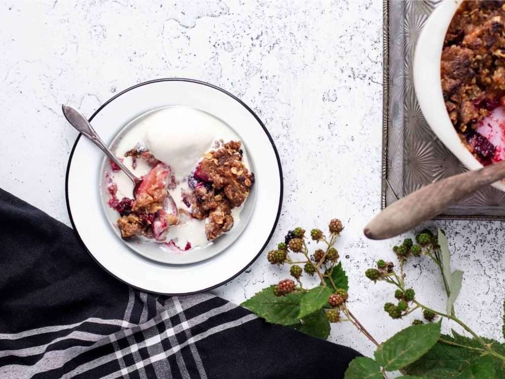 black berry cobler with ice cream