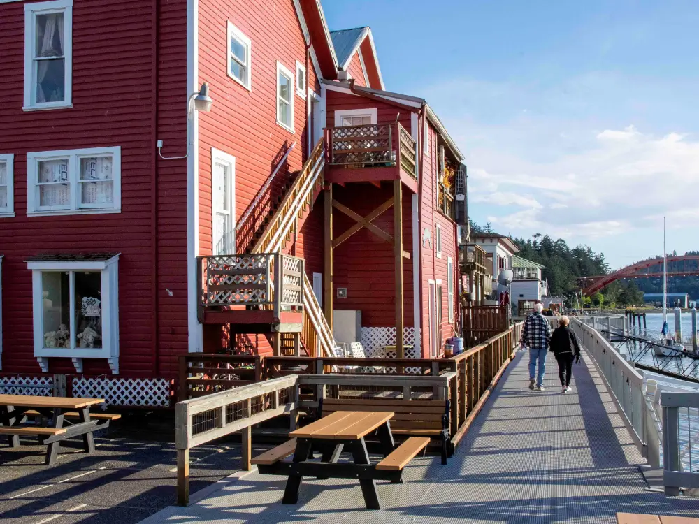 Couple walking on La Conner boardwalk